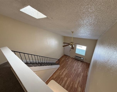 520 Bond Street - Photo Thumbnail 10