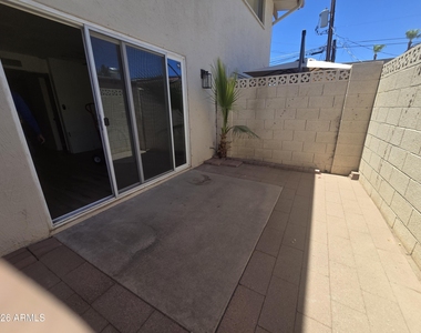 4848 N Woodmere Fairway -- - Photo Thumbnail 9