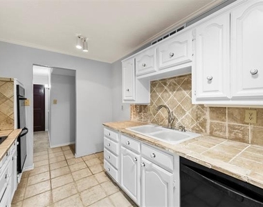 1305 Clark Trail - Photo Thumbnail 5