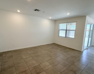 37043 W Vera Cruz Drive - Photo Thumbnail 16