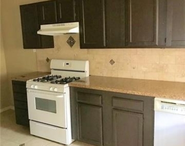 932 Harlandale Avenue - Photo Thumbnail 5