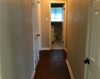 932 Harlandale Avenue - Photo Thumbnail 7