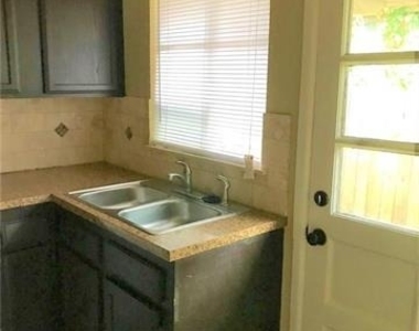 932 Harlandale Avenue - Photo Thumbnail 6