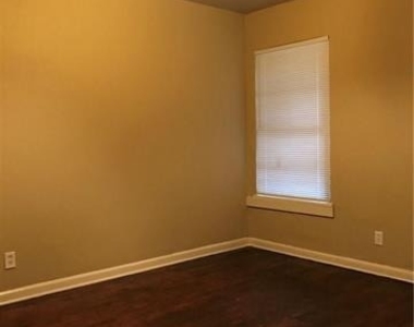 932 Harlandale Avenue - Photo Thumbnail 10