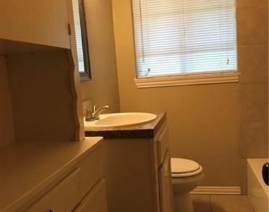 932 Harlandale Avenue - Photo Thumbnail 11