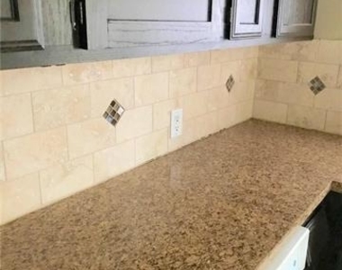932 Harlandale Avenue - Photo Thumbnail 8