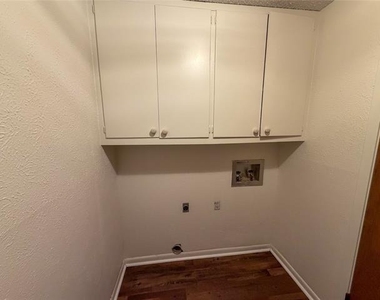 907 Seymore Circle - Photo Thumbnail 11