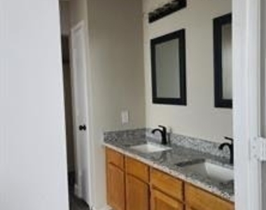 816 Wyndham Place - Photo Thumbnail 11