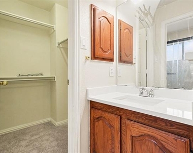 1027 Creek Bend - Photo Thumbnail 25