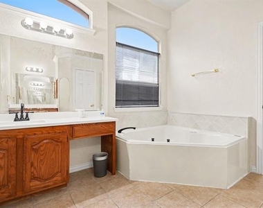 1027 Creek Bend - Photo Thumbnail 18