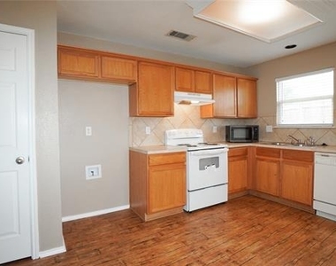 309 Stanford - Photo Thumbnail 9