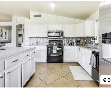 686 W Fremont Drive - Photo Thumbnail 5