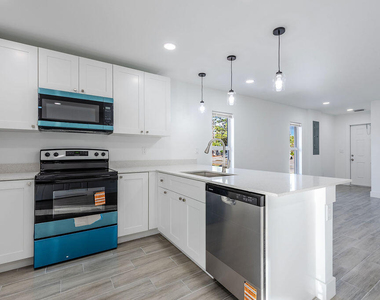 3018 Se Iris Street - Photo Thumbnail 4