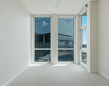 500 Throckmorton Street - Photo Thumbnail 11