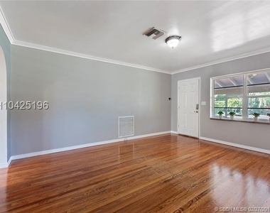 1404 Plunkett Street - Photo Thumbnail 5