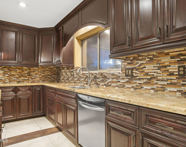 7775 N 52nd Drive - Photo Thumbnail 10