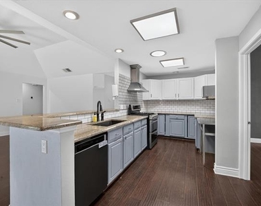 1521 Glenmore Drive - Photo Thumbnail 5