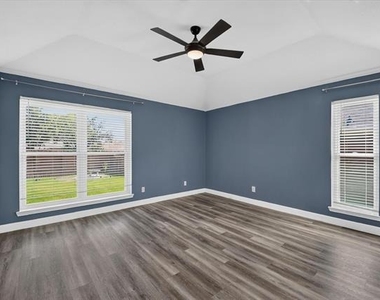 1521 Glenmore Drive - Photo Thumbnail 7