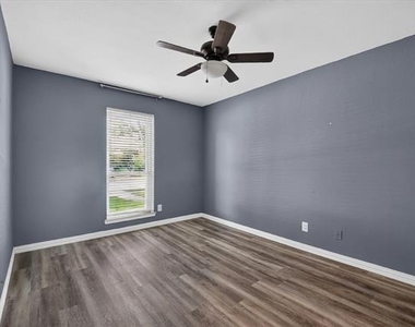1521 Glenmore Drive - Photo Thumbnail 12