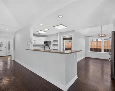 1521 Glenmore Drive - Photo Thumbnail 4