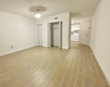 9517 Fontainebleau Boulevard - Photo Thumbnail 3