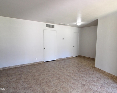 2925 N 19th Avenue - Photo Thumbnail 1