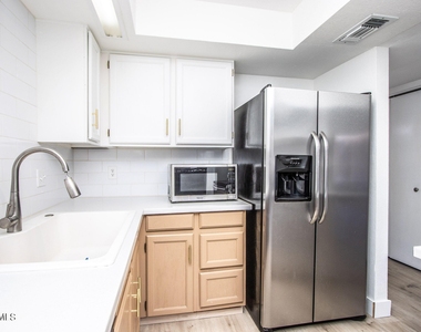 3102 E Clarendon Avenue - Photo Thumbnail 8