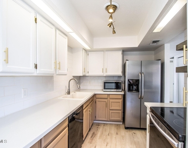 3102 E Clarendon Avenue - Photo Thumbnail 10