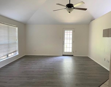 621 Phillips Drive - Photo Thumbnail 4