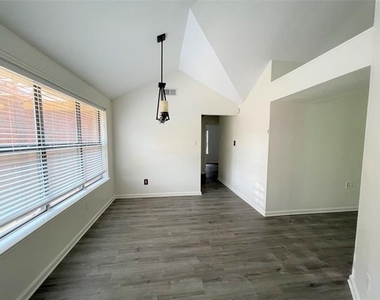 621 Phillips Drive - Photo Thumbnail 9