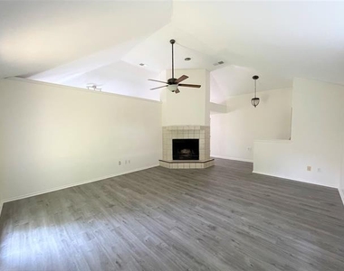 621 Phillips Drive - Photo Thumbnail 2