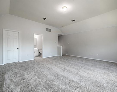 1404 Carriage Lane - Photo Thumbnail 28