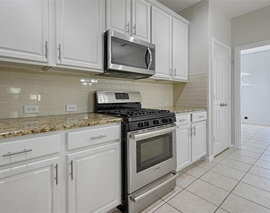 1404 Carriage Lane - Photo Thumbnail 10