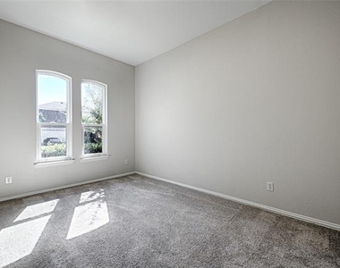 1404 Carriage Lane - Photo Thumbnail 15