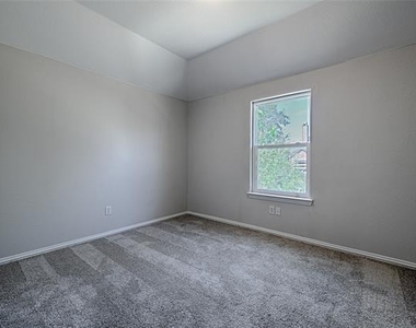 1404 Carriage Lane - Photo Thumbnail 22