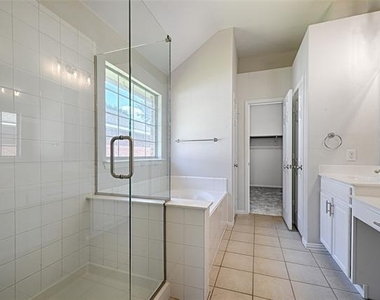 1404 Carriage Lane - Photo Thumbnail 24