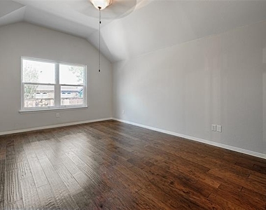 1404 Carriage Lane - Photo Thumbnail 13