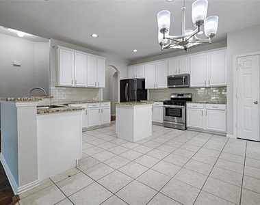 1404 Carriage Lane - Photo Thumbnail 7