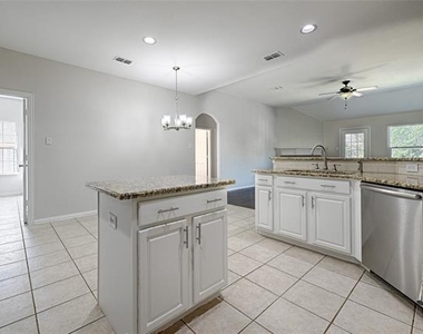 1404 Carriage Lane - Photo Thumbnail 9