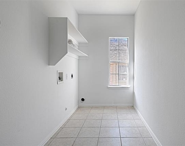 1404 Carriage Lane - Photo Thumbnail 18