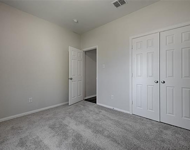 1404 Carriage Lane - Photo Thumbnail 23