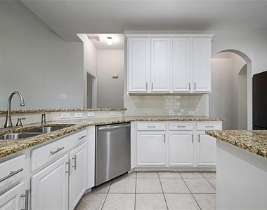 1404 Carriage Lane - Photo Thumbnail 8