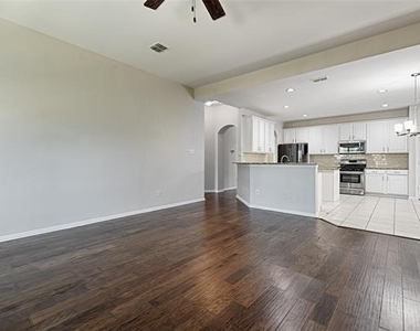 1404 Carriage Lane - Photo Thumbnail 5