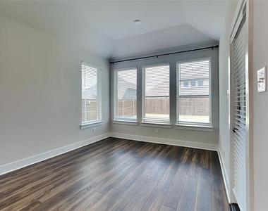 606 Taylor Drive - Photo Thumbnail 4