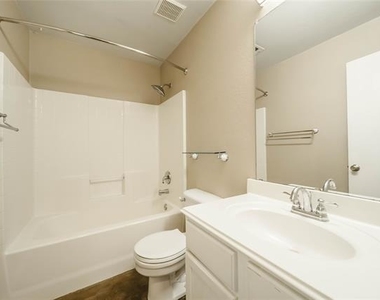 2211 Lilac Circle - Photo Thumbnail 20