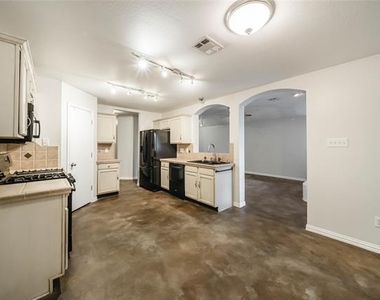 2211 Lilac Circle - Photo Thumbnail 8