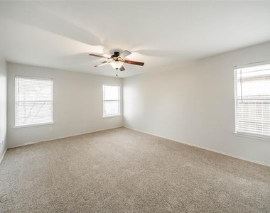 2211 Lilac Circle - Photo Thumbnail 15
