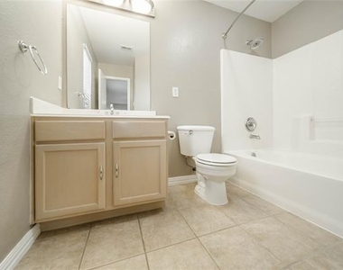 2211 Lilac Circle - Photo Thumbnail 18