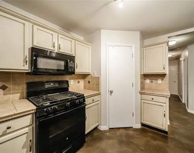 2211 Lilac Circle - Photo Thumbnail 10
