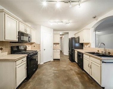 2211 Lilac Circle - Photo Thumbnail 9